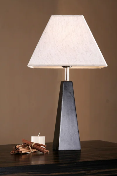 Настольная лампа в честь интерьера — стоковое фото