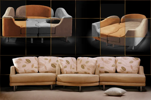 Egy sötét szobában kényelmes kanapén — Stock Fotó