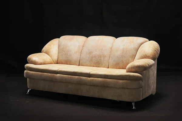 Удобный диван в темной комнате — стоковое фото