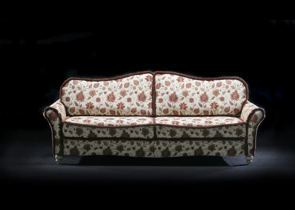Canapé confortable dans une pièce sombre — Photo