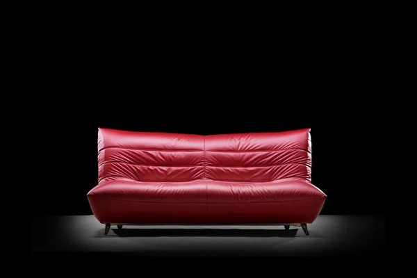 Canapé confortable dans une pièce sombre — Photo