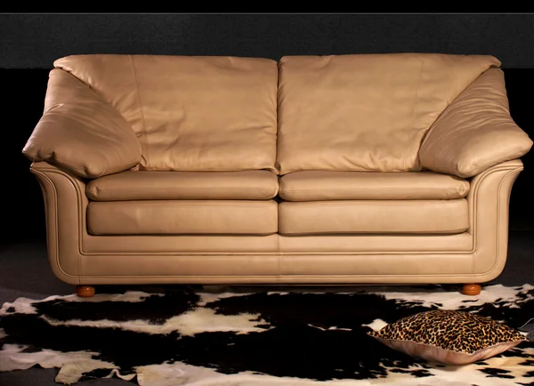 Pohodlný gauč v temné místnosti — Stock fotografie