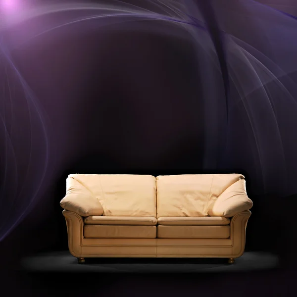 在黑暗的房间里张舒适的沙发 — 图库照片