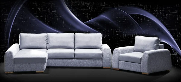 Egy sötét szobában kényelmes kanapén — Stock Fotó