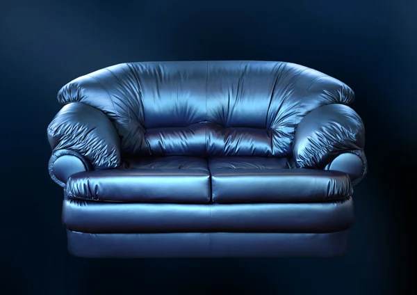 Зручний диван у темній кімнаті — стокове фото