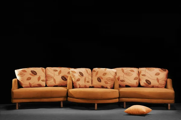 Cómodo sofá en una habitación oscura —  Fotos de Stock
