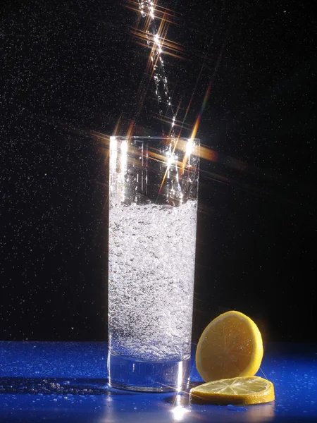Пресная родниковая вода с лимоном — стоковое фото