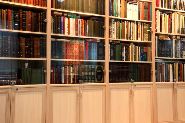 Книжный шкаф со старой книгой — стоковое фото