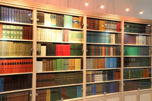 Bücherregal mit altem Buch — Stockfoto