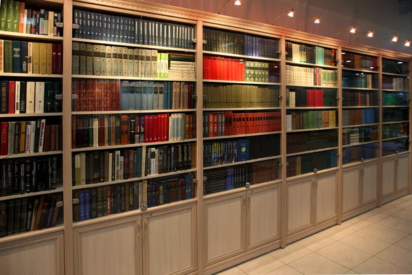 Libreria con vecchio libro — Foto Stock