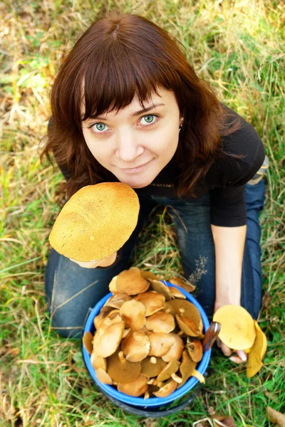 Ragazza con funghi — Foto Stock