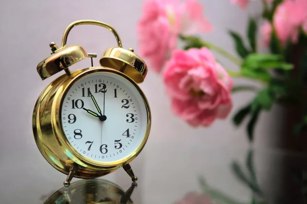 Relógio de alarme dourado — Fotografia de Stock
