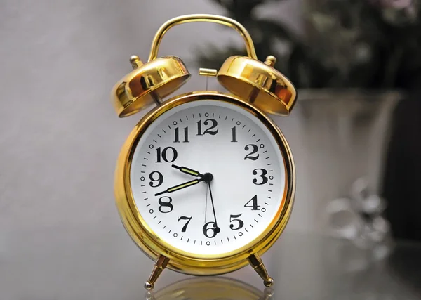 Reloj despertador dorado —  Fotos de Stock