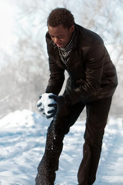 Afrikansk man med en snöflinga — Stockfoto