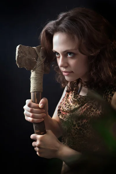 Förhistoriska kvinna med sten yxan — Stockfoto