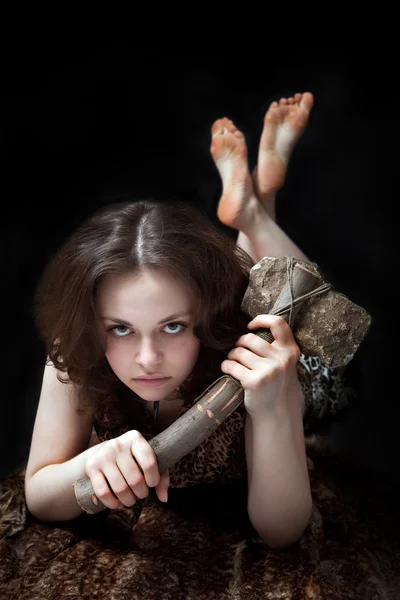 石造りの斧を持つ先史時代の女性 — ストック写真