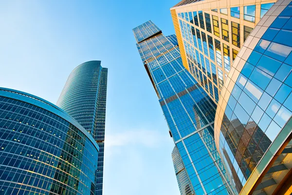 Modernos arranha-céus perspectiva torres vi — Fotografia de Stock