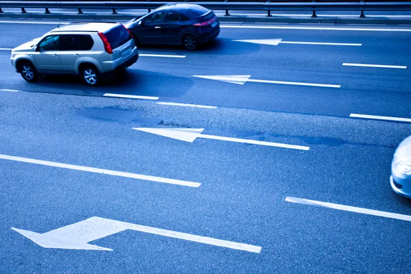 Carros em estrada de asfalto com poços — Fotografia de Stock