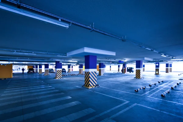Estacionamento vazio com vários automóveis — Fotografia de Stock