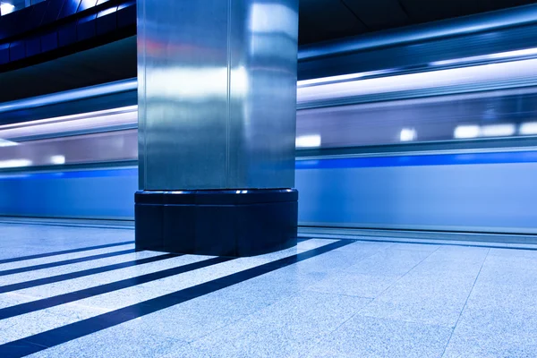 Underground platform interior with move — Stock Photo, Image