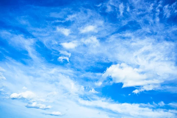 Nubes blancas en el cielo — Foto de Stock