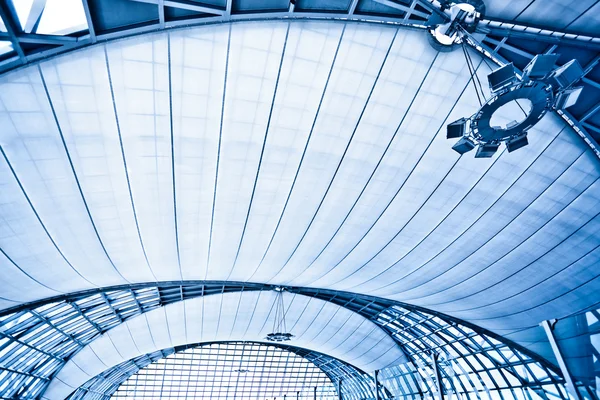 Abstrakt blå taket med lampor — Stockfoto