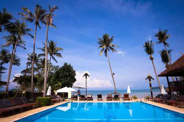 游泳池和大海岸边的棕榈树 — 图库照片