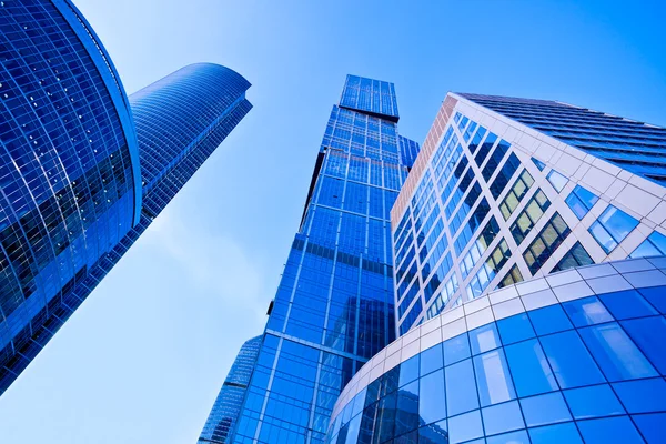 Torres modernas de arranha-céus azuis — Fotografia de Stock