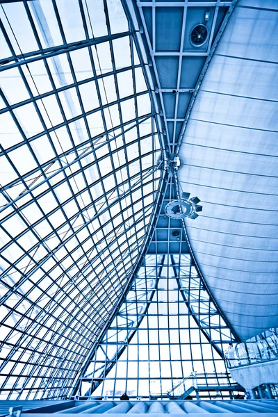 抽象的な青インテリア背景を天井 — ストック写真