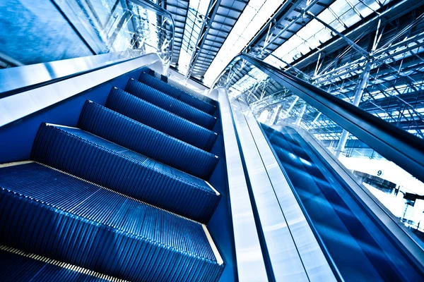 Flytta upp rulltrappa — Stockfoto