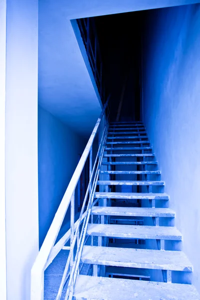 Görünüm boş merdiven mavi — Stok fotoğraf