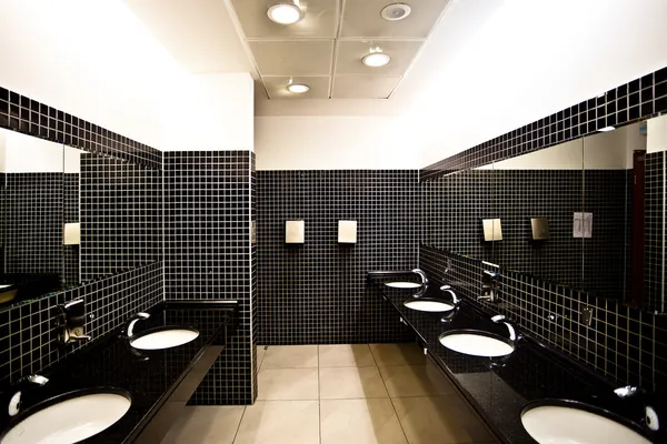 Пустой интерьер туалета с умывальниками , — стоковое фото
