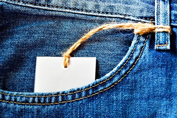 Tasca jeans con etichetta bianca — Foto Stock