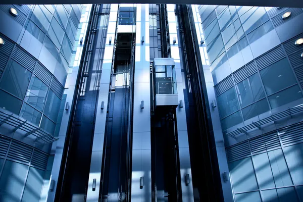 Aufzüge im modernen Innenraum — Stockfoto