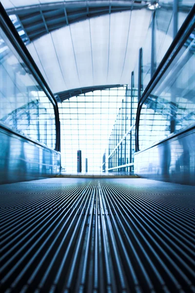 Moving escalator inside airport — Stockfoto
