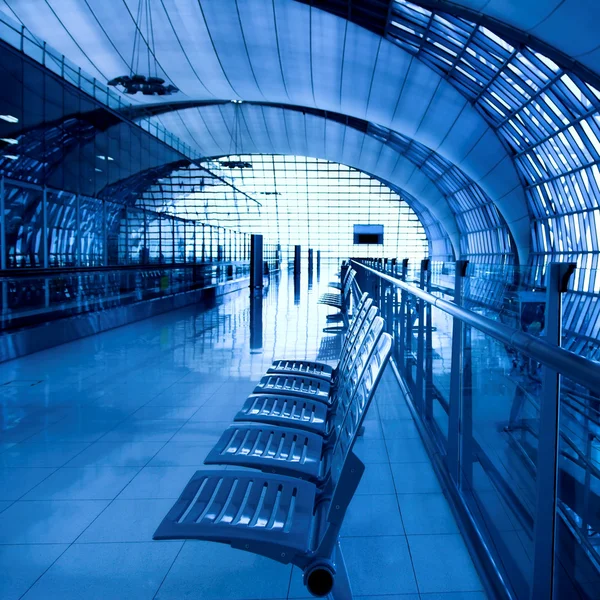 Interior do aeroporto azul com assento — Fotografia de Stock