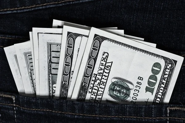 Jeanstasche mit Dollarnoten — Stockfoto