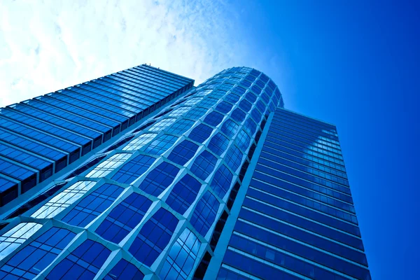 Arranha-céu de negócios de vidro azul — Fotografia de Stock