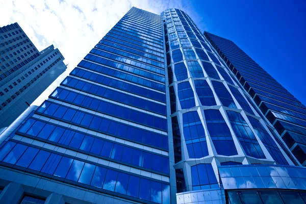 Modré sklo obchodní mrakodrap — Stock fotografie