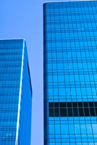 Два блакитних скляних бізнес хмарочоси — стокове фото