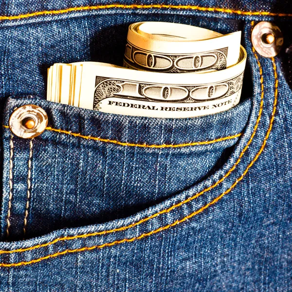 Jeans zak met vele honderd dolla — Stockfoto