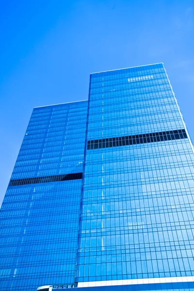 Две башни небоскреба из голубого стекла — стоковое фото