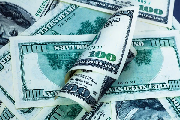 Зеленые банкноты на сто долларов — стоковое фото