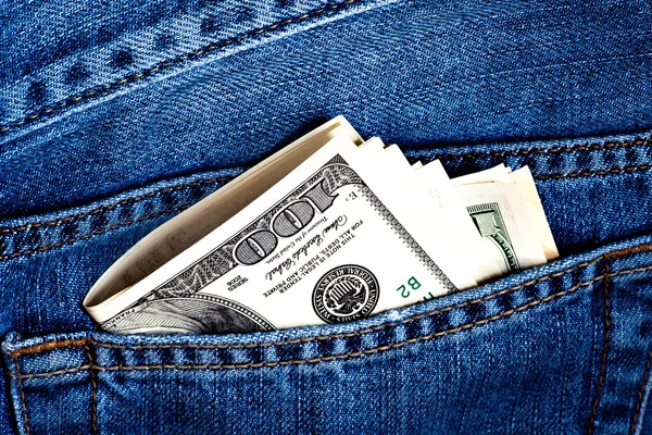 Джинсова кишеня з банкнотами доларів — стокове фото