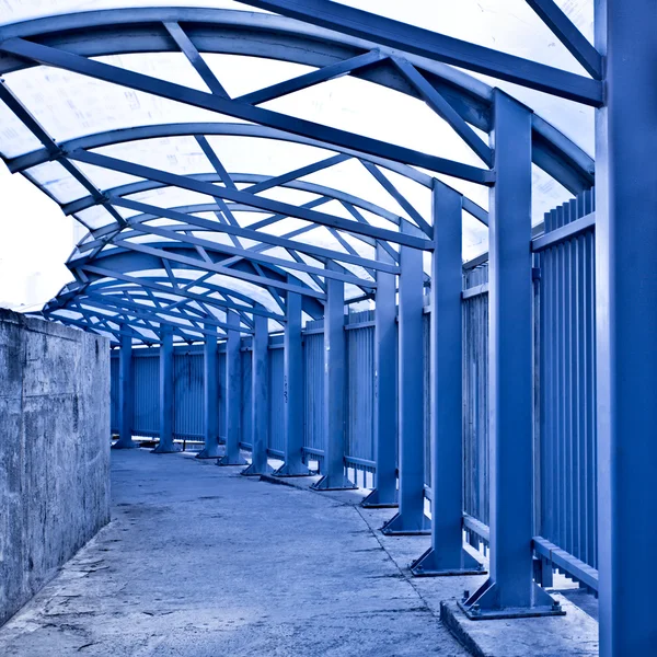 Leerer blauer Korridor — Stockfoto