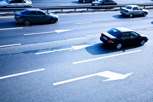 Trafik road med flytta bilar — Stockfoto