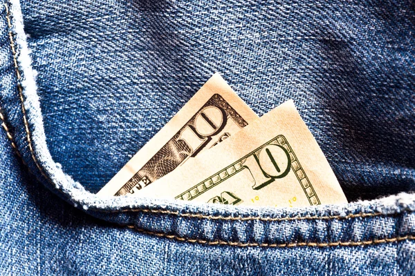 Джинсы в кармане и два банкнота по десять долларов — стоковое фото