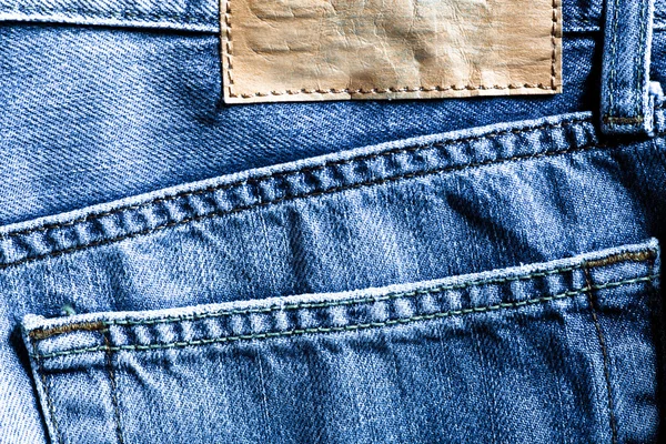 Jeanstasche und mageres Blanko-Etikett — Stockfoto