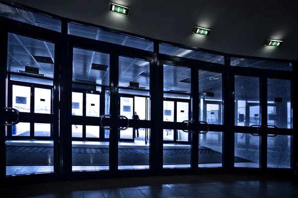 Силуэты дверей в современном аэропорту — стоковое фото