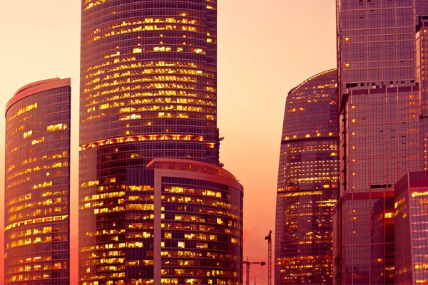 Solnedgången ljus på moderna skyskrapor — Stockfoto